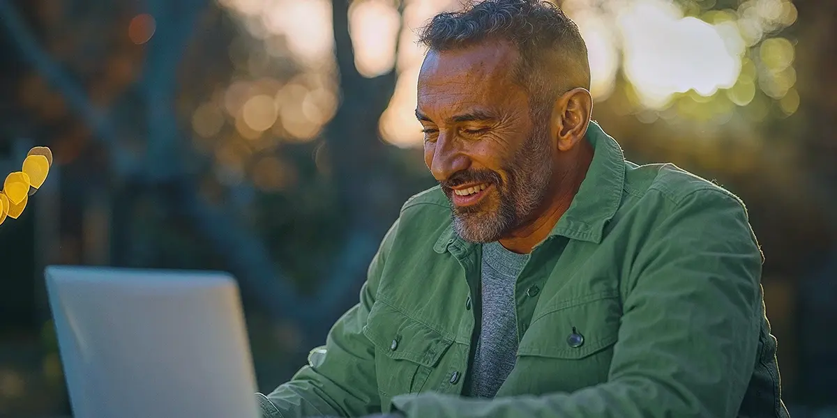 Homem criando loja virtual para iniciantes pelo laptop