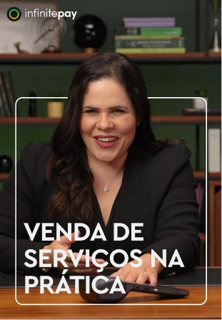 Smiling woman with dark hair and black blazer sitting at desk with text 'Venda de Serviços na Prática'.