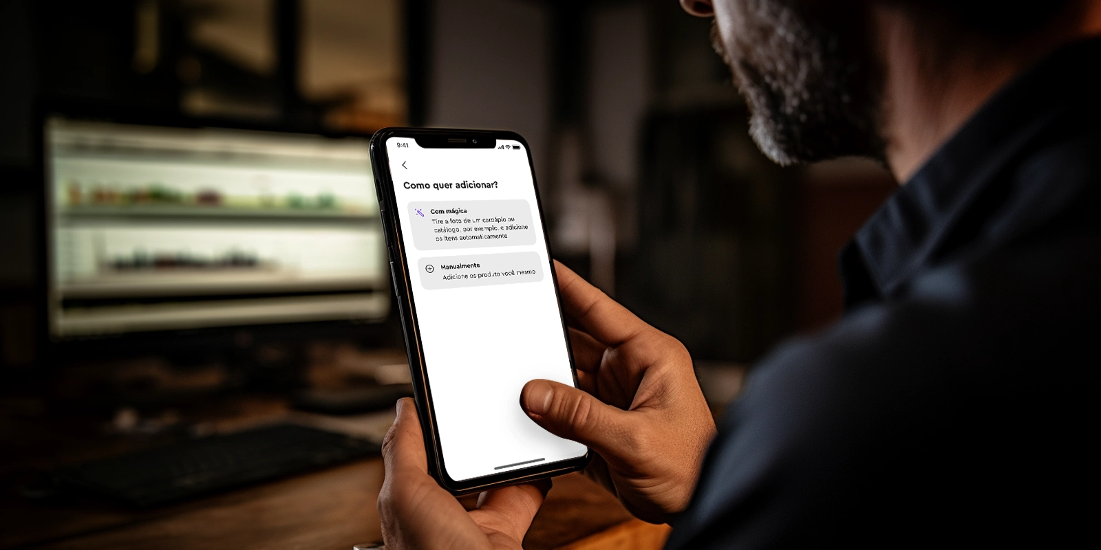 Na imagem, há um homem de barba grisalha apontando a câmera do celular para uma vitrine. Na tela do celular é possível ver o mockup da função Magic PDV, indicando que ele está usando inteligência artificial para cadastrar seus produtos 