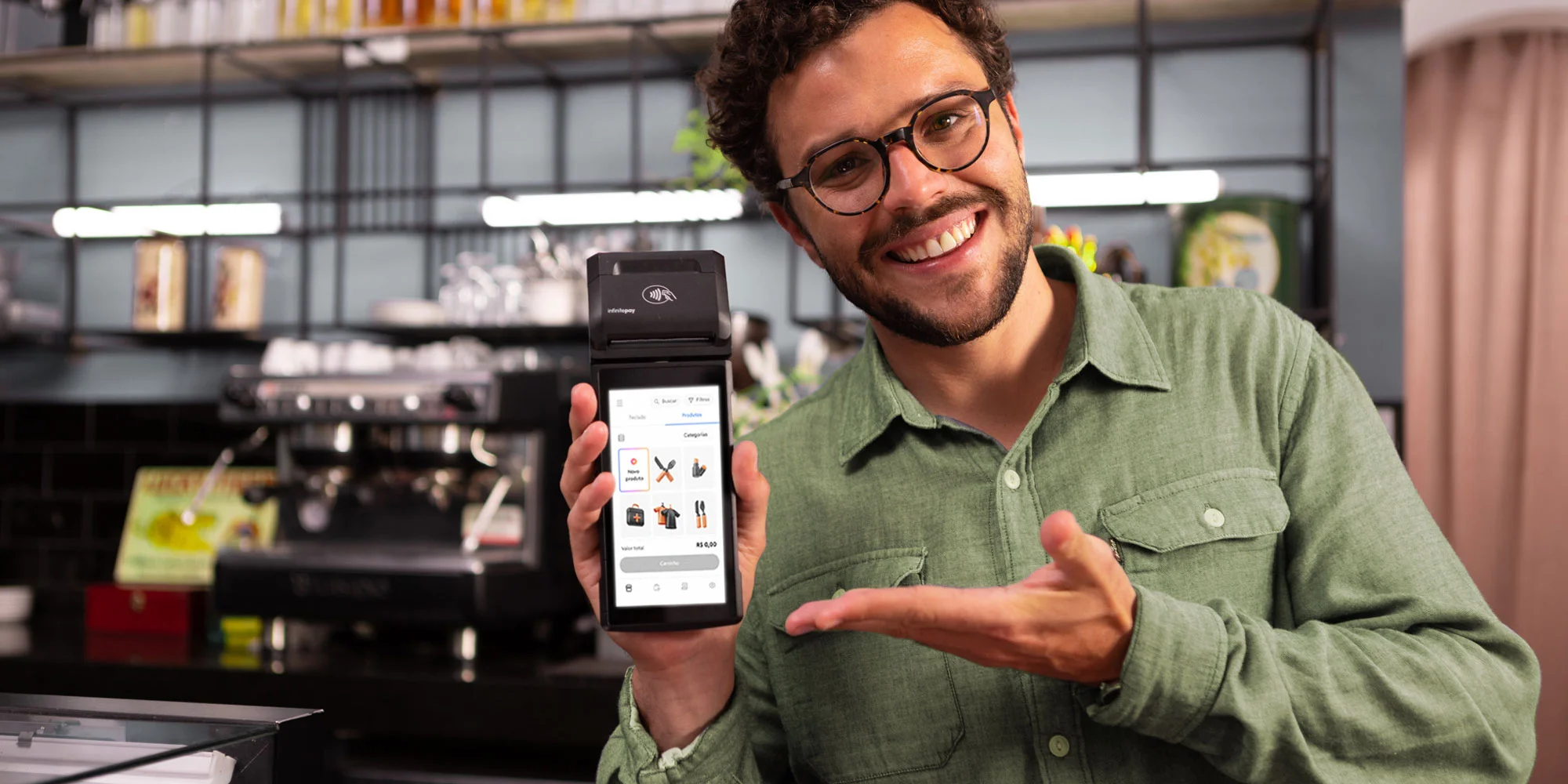 A imagem ilustra um empreendedor em uma cafeteria segurando uma máquina de cartão com PDV. Ao fundo, é possível ver uma cafeteira, uma estante e objetos decorativos