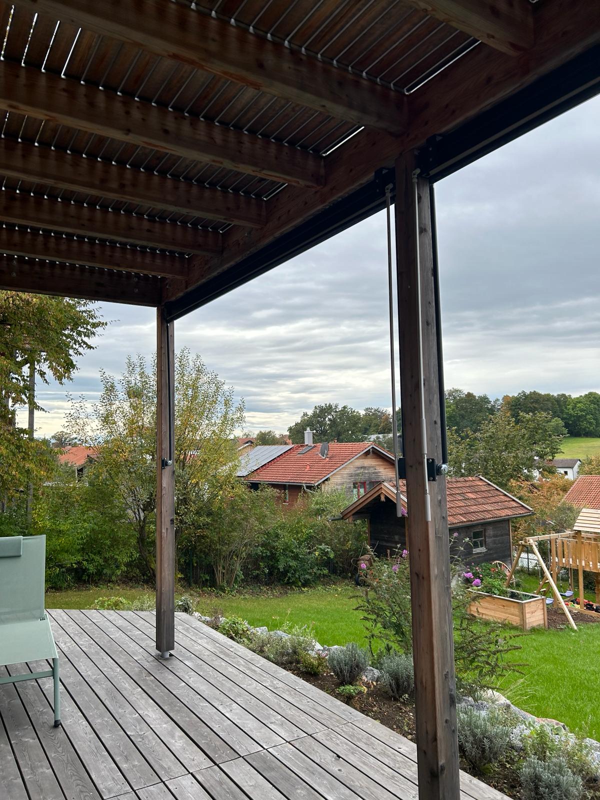 Eingebaute Terrassenüberdachung aus Holz