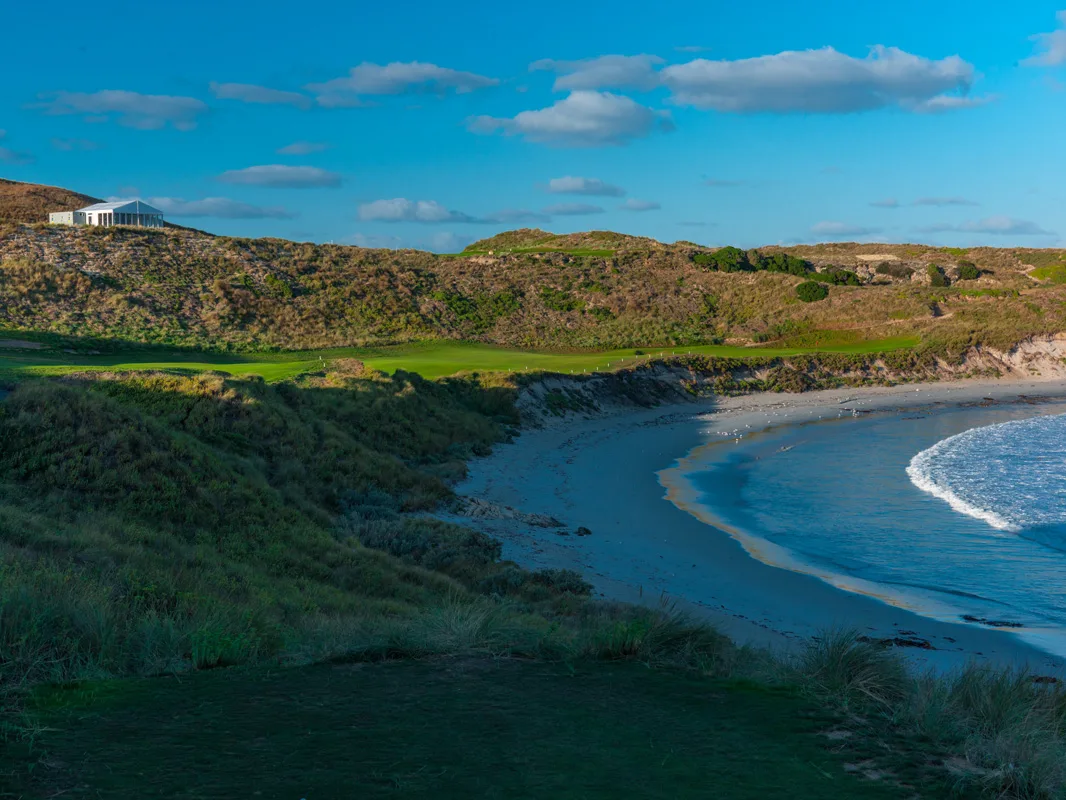 Cape Wickham 18th hole curving along a sandy bay