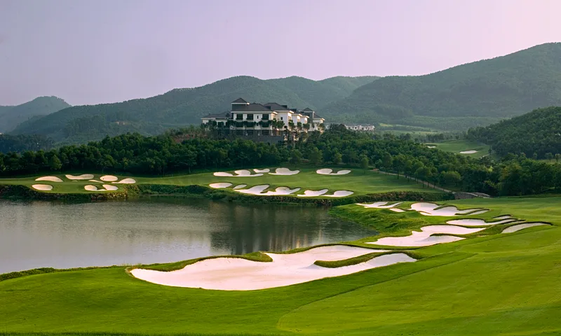 15th hole at Mission Hills with the clubhouse on the hill