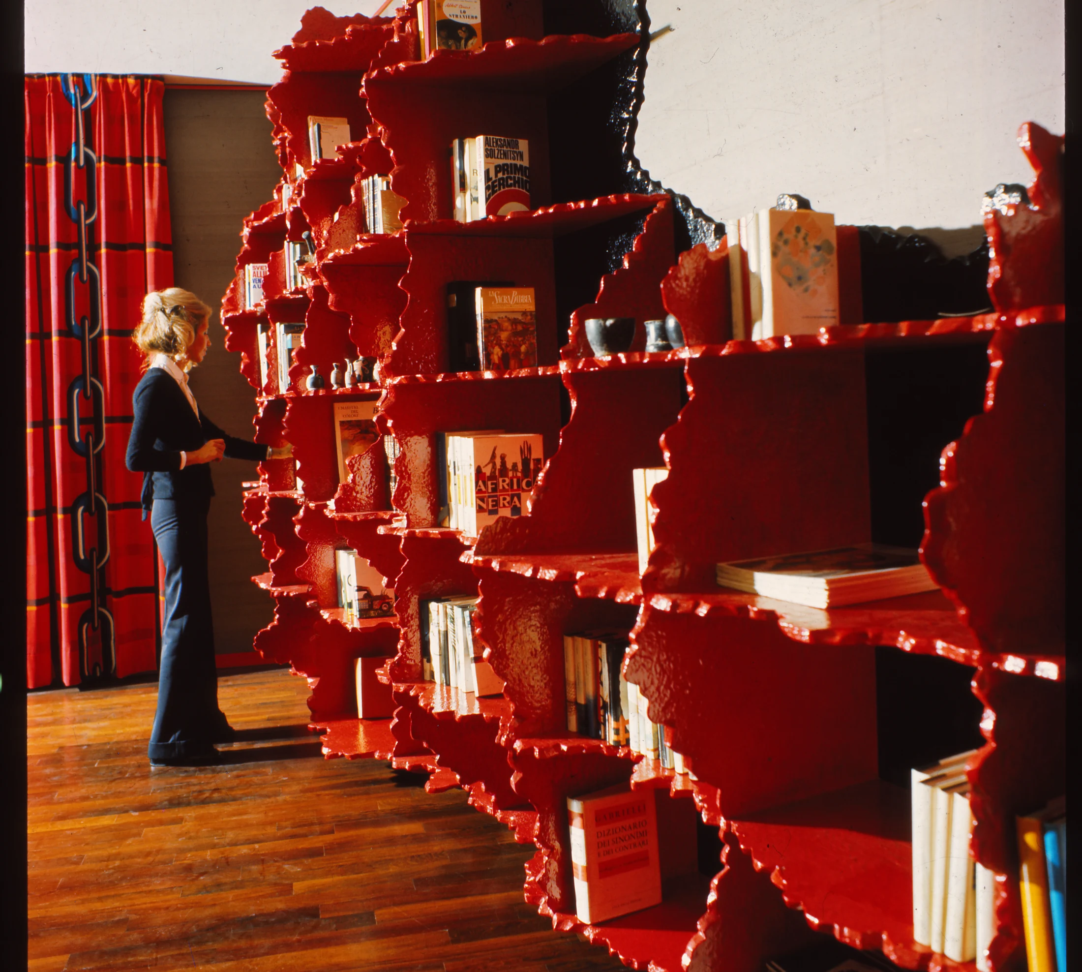 The Carenza Bookcase (1969). A jagged-edged bookcase coated in epoxy resin. Designed for the private apartment of Italian professor Alberto Carenza. © Gaetano Pesce, courtesy of the Gaetano Pesce Office.