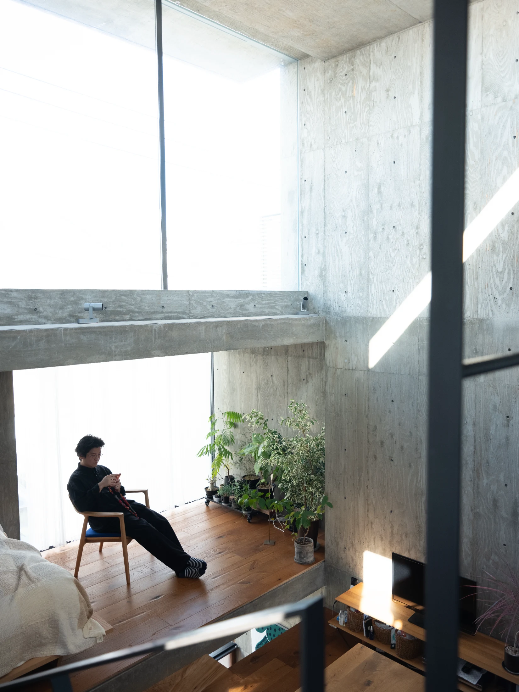 Masato enjoys the way daylight illuminates the concrete walls and alters the character of each of the spaces throughout the day.
