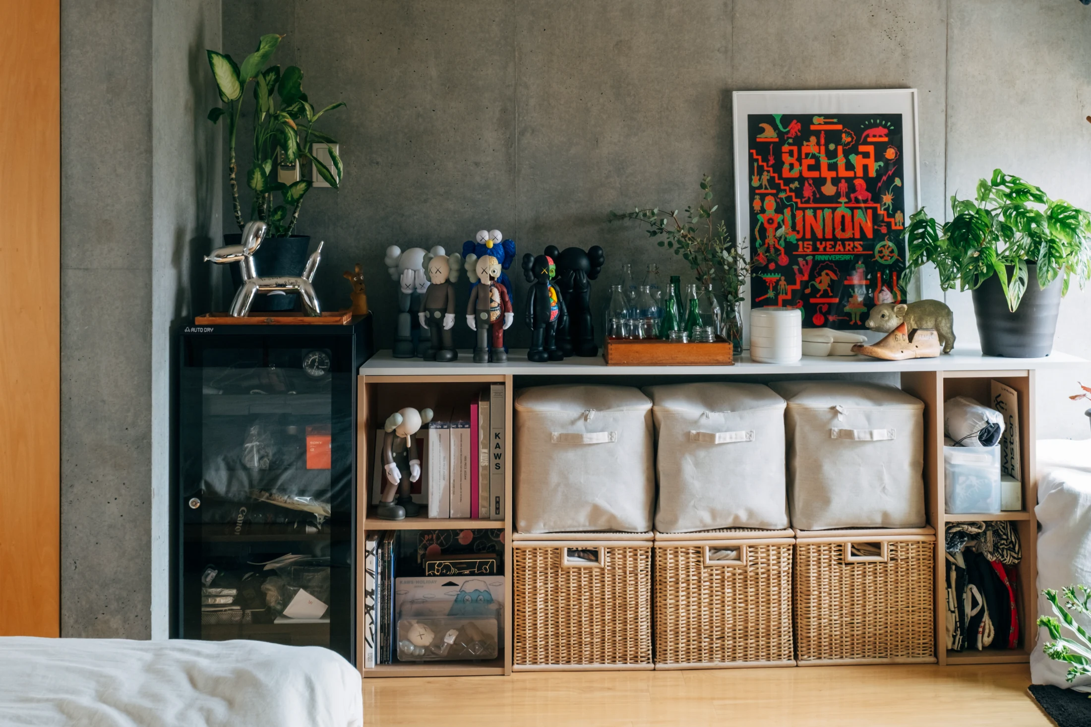 (LEFT) The Tokyo rental of Aya and Sho (AKA HIGE and ME of YouTube fame) maximises every inch of their simple customised storage shelves in their bedroom, again, with some MUJI magic. Image: Tsubottle for Roomie.jp.