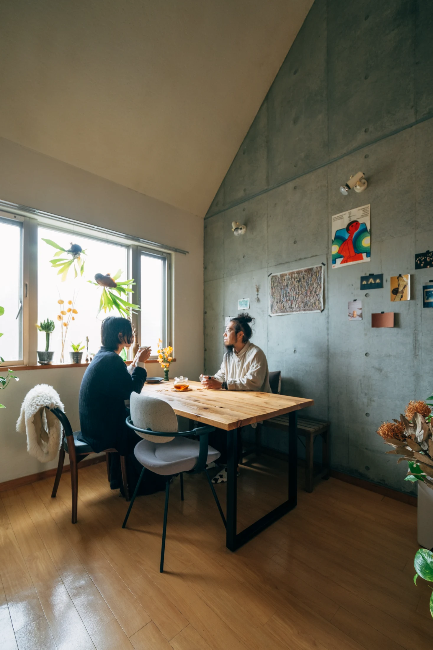 While living in a rented apartment prevents Aya and Sho from hanging artwork more formally in their home, their casual collection of prints, photos and postcards taped to their concrete walls are no less charming. Images: Tsubottle for Roomie.jp.