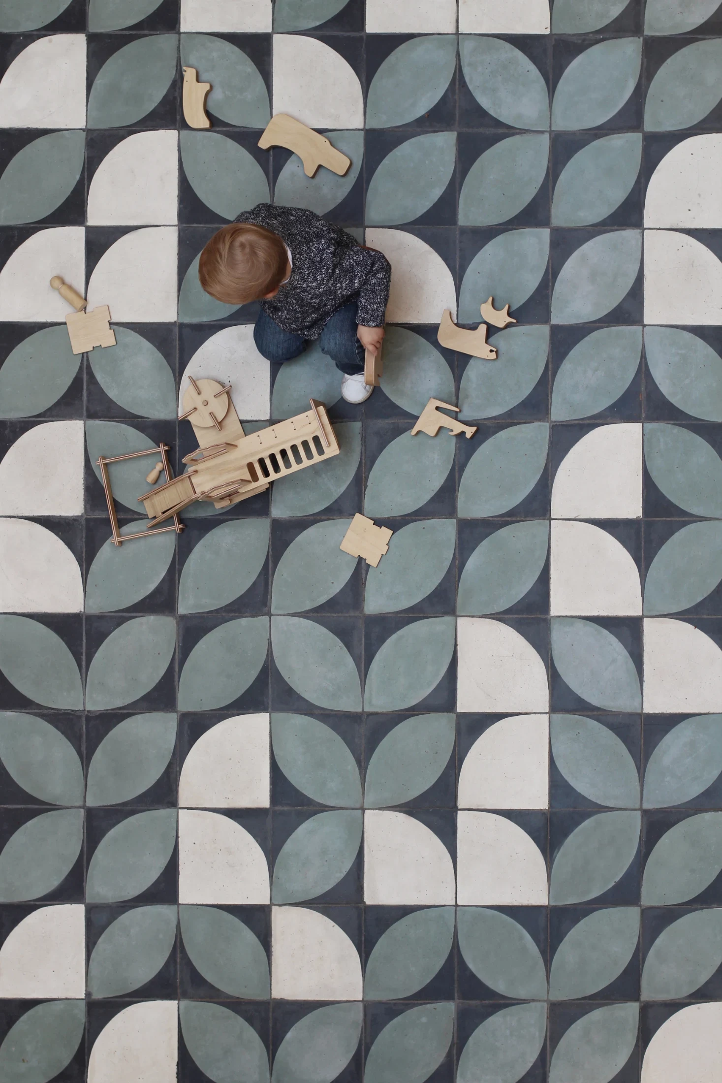 The limestone patio tiles were the first major material decision of the house. They carry the only major pattern that appears in the home's finishes and this guided the decisions for all other materials.