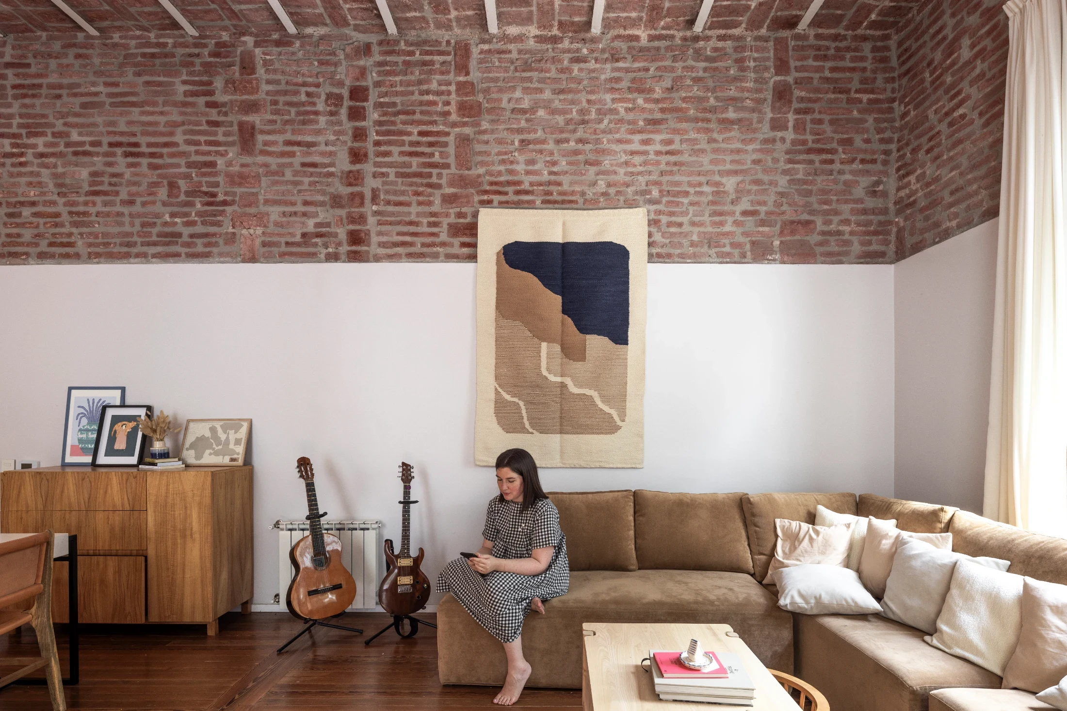 Laura in the living room: 