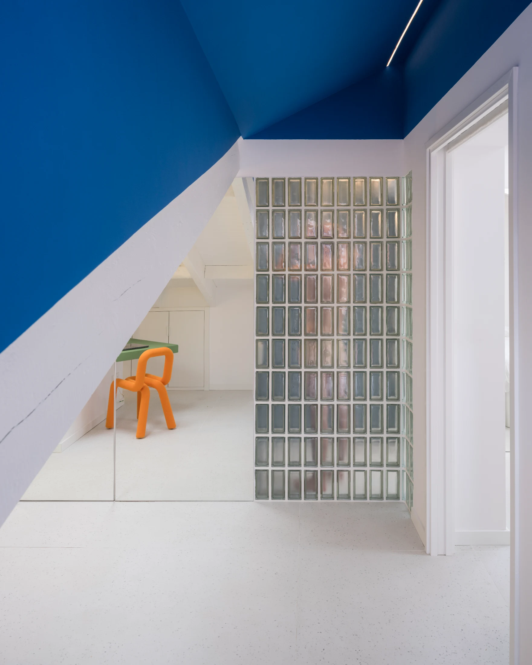 Water is often the protagonist of Gonzalo's designs such as the central glass shower that illuminates Casa Flix (2024) like a lantern. Image: Imagen Subliminal.