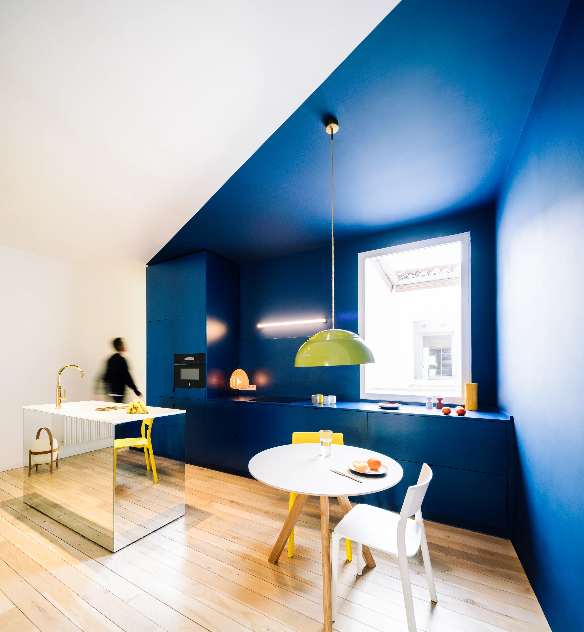 Sequencehouse is designed to express a succession of domestic narratives linked to the basic actions of cooking, sleeping, resting, working and self care. These zones are each defined by transitions in colour and lighting. Image: Imagen Subliminal.