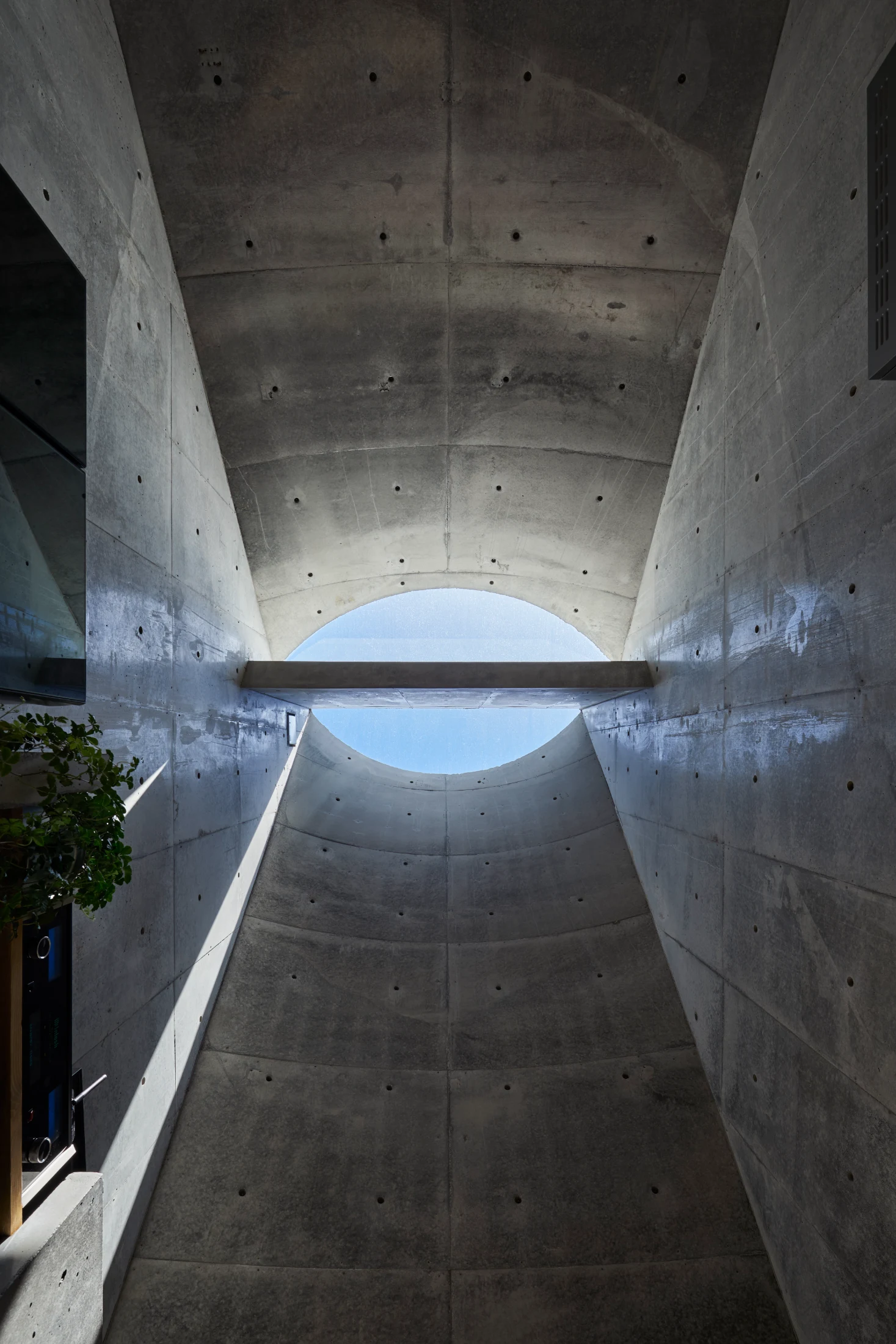 Though Love2 House is a compact 31sqm/334sqft, its uniquely shaped roof and private outdoor bathing space maintain a vital connection to nature and the elements for Takeshi and Megumi. Images: Nacasa & Partners Inc. (top) toreal/Koji Fujii (bottom).