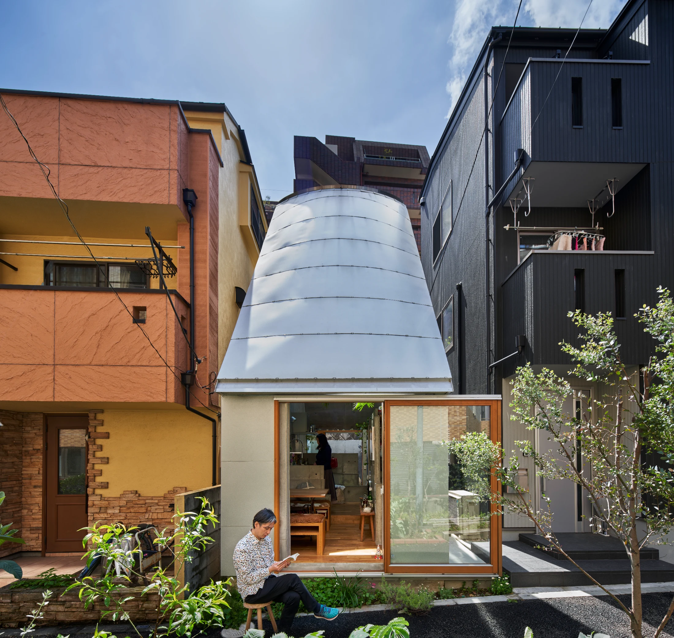 The openness of Takeshi and Megumi's current home, Love2 House has fostered a closer connection with their neighbours. Image: toreal/Koji Fujii.