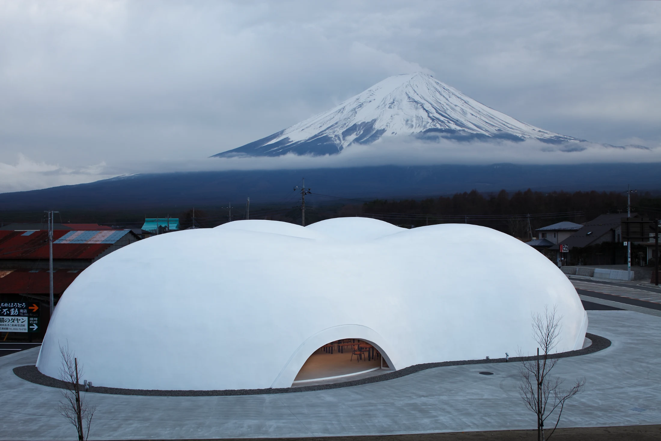 Concrete is a defining element in Takeshi's designs, allowing him the freedom to imagine new shapes and sculptural forms. Hoto Fudo restaurant near Mount Fuji appears like a freeform cloud floating on the landscape. Image: Nacasa & Partners Inc.