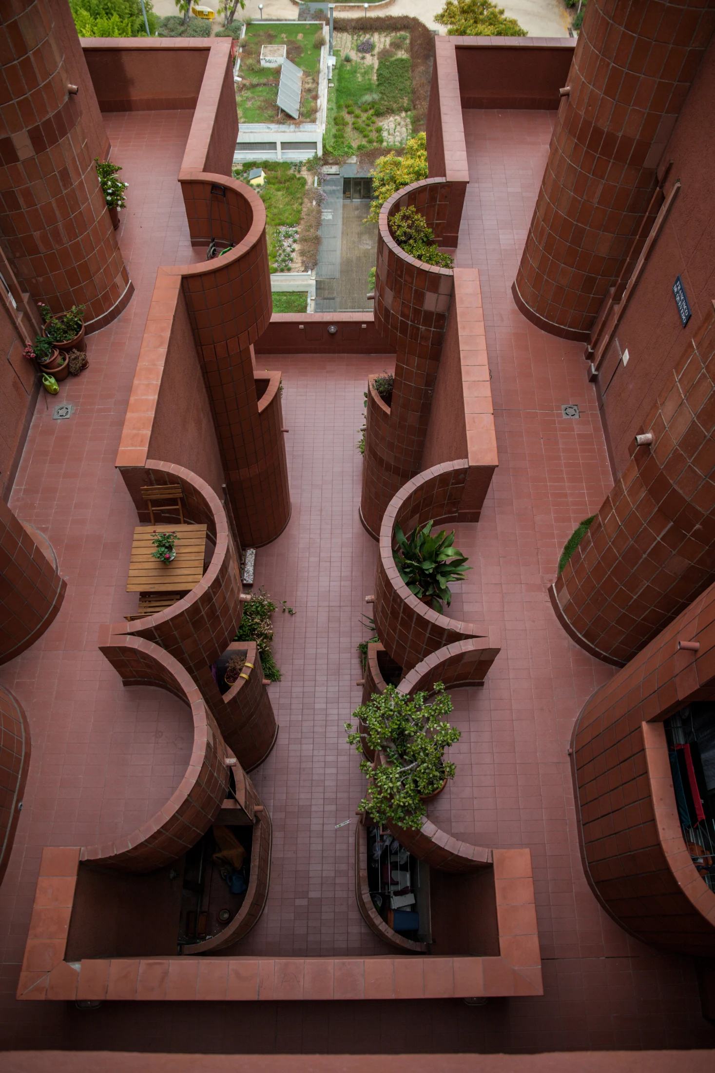 Originally clad in tiles crafted from warm, red-clay terracotta (a nod to Bofill's Catalan roots), after some adhesive issues, a 1995 government-sponsored refurbishment actually replaced most of the terracotta with red paint. This is why, these days, the t