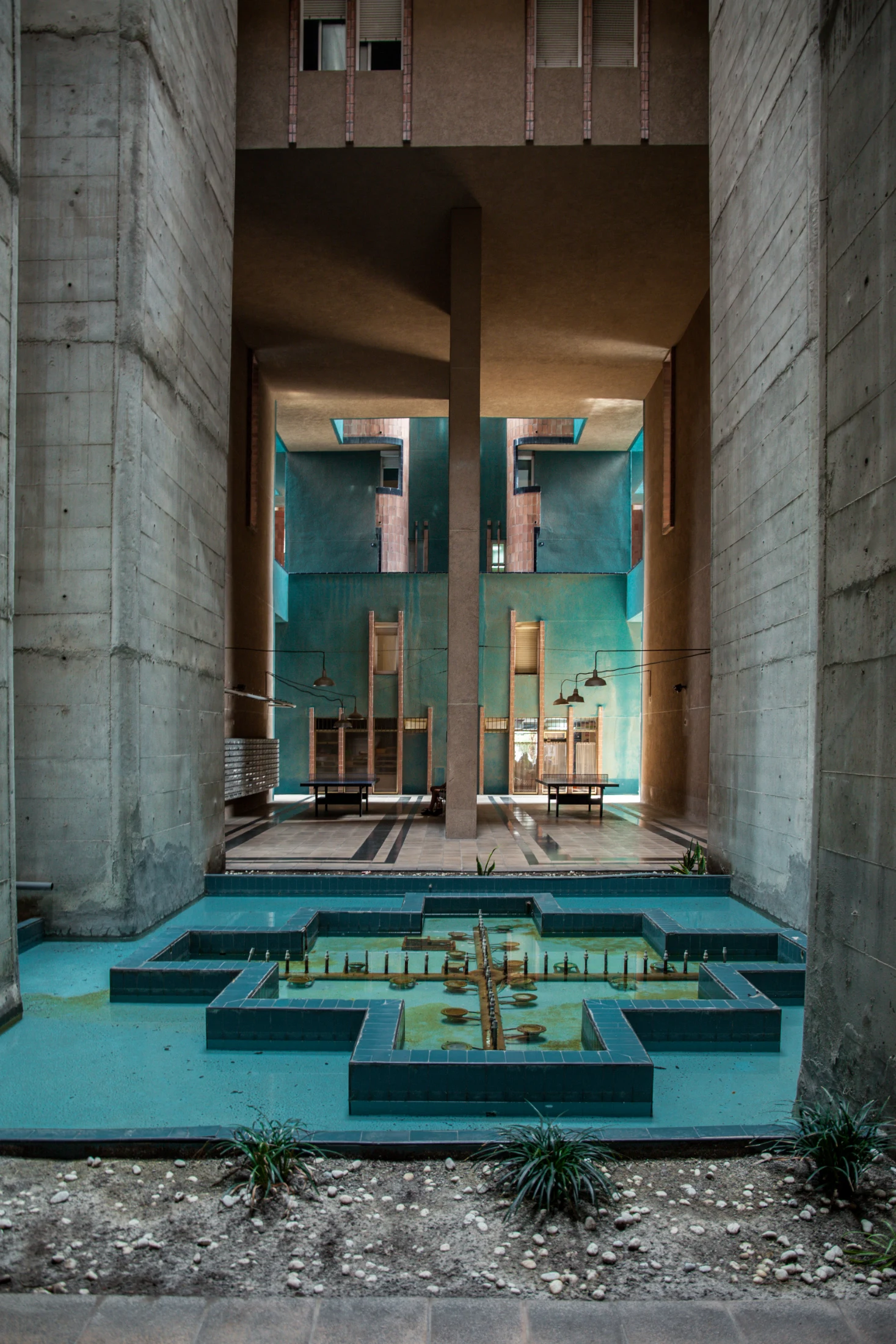 There are seven interconnected courtyards and four fountains within Walden 7. Image: Denis Esakov.