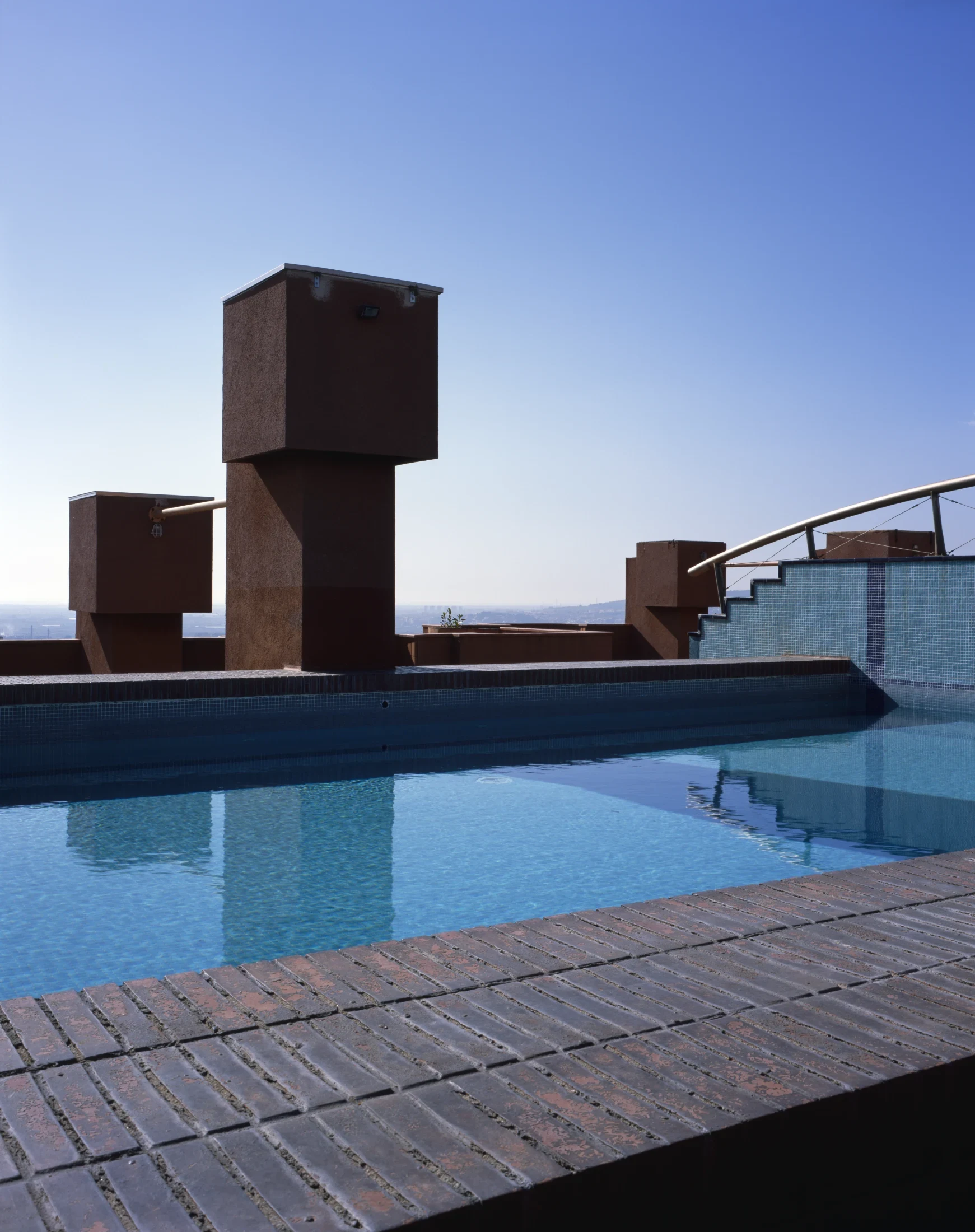 Walden 7's communal rooftop swimming pool. Image: Helene Binet, courtesy of Ricardo Bofill Taller de Arquitectura.