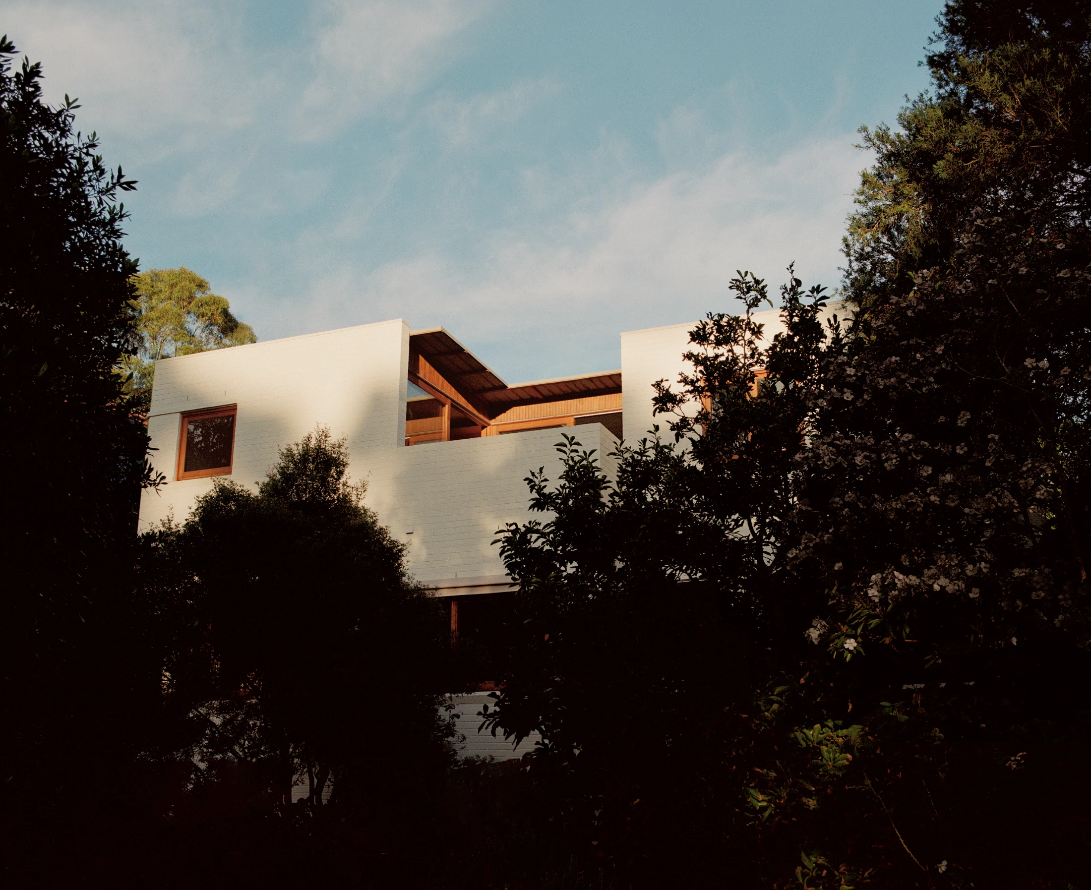 Lane Cove House designed by Sydney based studio SAHA, is an experiment in intergenerational family living. Georgia, Adam and their young daughter, Olive, reside on a new upper floor and Olive's grandparents, Antoinette and John, continue to live on the gro