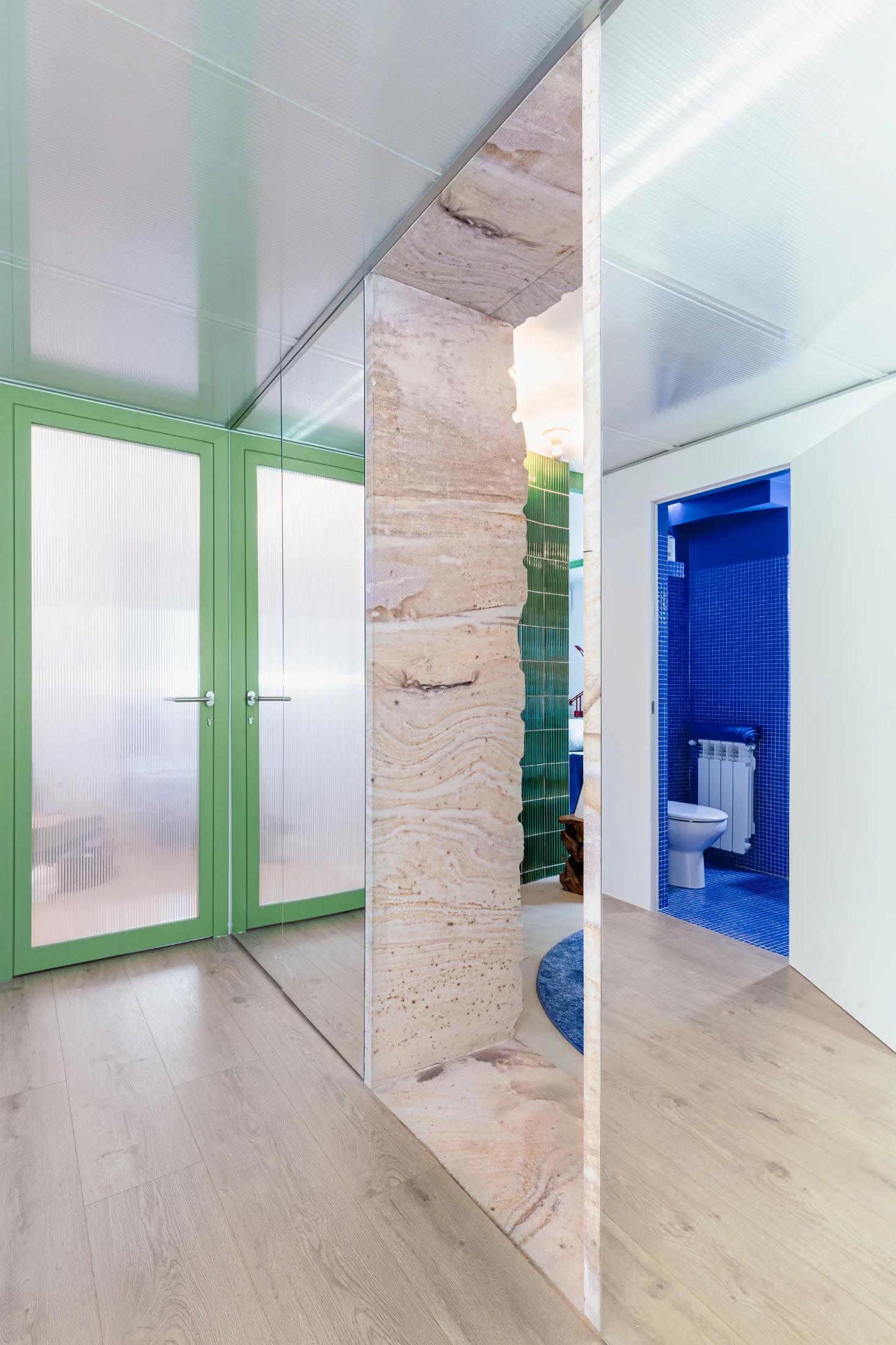 The locally-sourced sandstone threshold between the entrance way and adjoining kitchen and living space creates a fluid connection between the previously divided rooms. Image: hiperfocal.