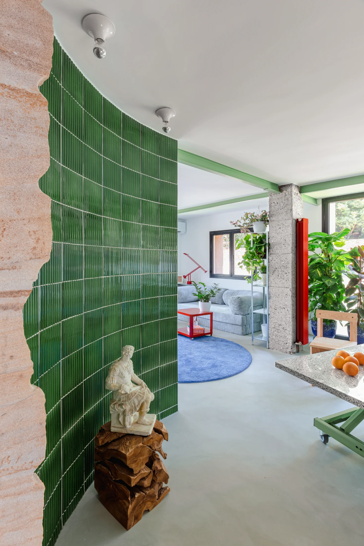 Materials such as sandstone, glazed tiles, exposed concrete and metal beams were carefully selected to offer a range of textures that interact with each other in a unique and dynamic way. Image: hiperfocal.