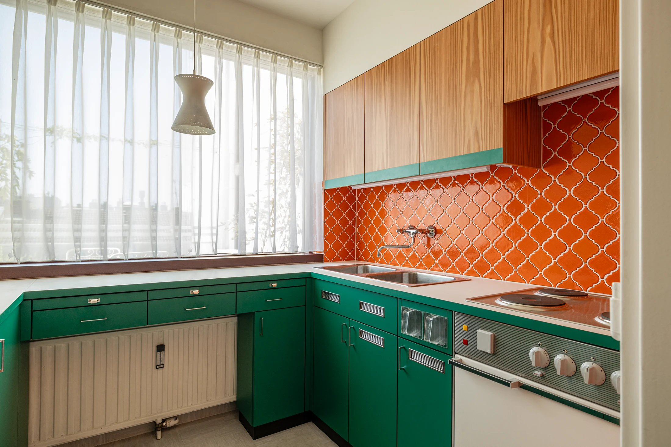 Margarete's kitchen in her Vienna apartment based on the basic principles of the Frankfurt kitchen. A fold-down ironing board and direct connections with both the garden and dining room were features of the apartment. Images courtesy of the Margarete Schüt