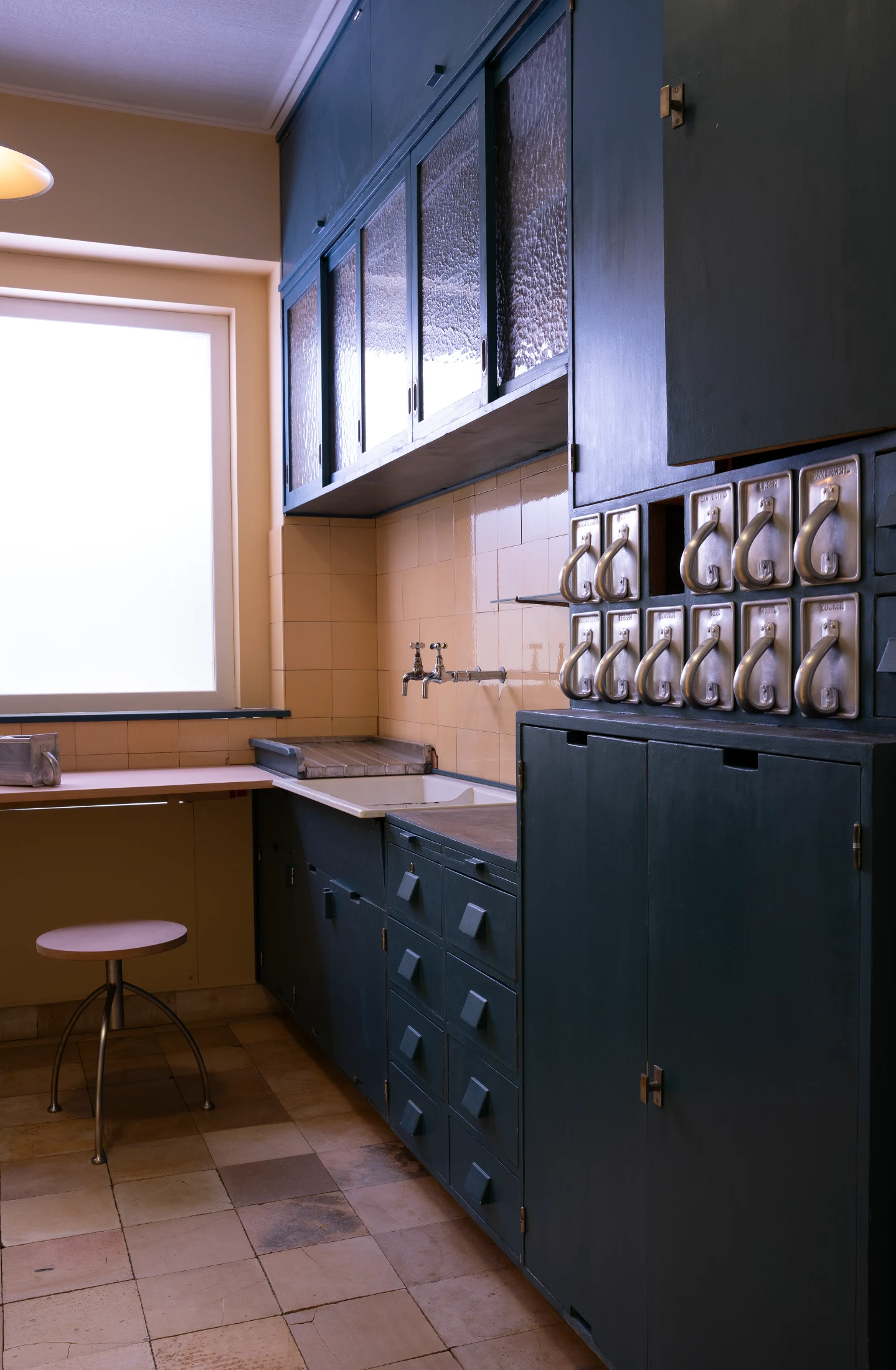 An installation of Margarete Schütte-Lihotzky's 'Frankfurt kitchen'. Image courtesy of Designmuseum Danmark.