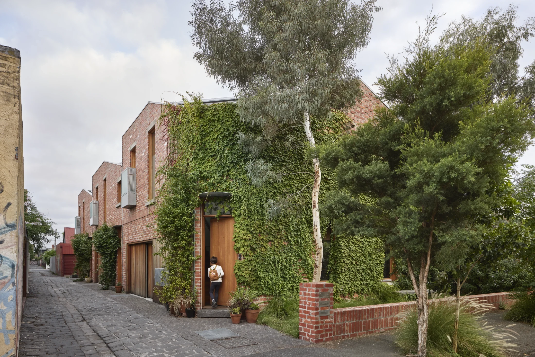 Davison Collaborative pictured five years after completion, showing off the established landscaping and the additional 1.5 metres of pedestrian space that the design gifted back to the public laneway. Photo: Tess Kelly.