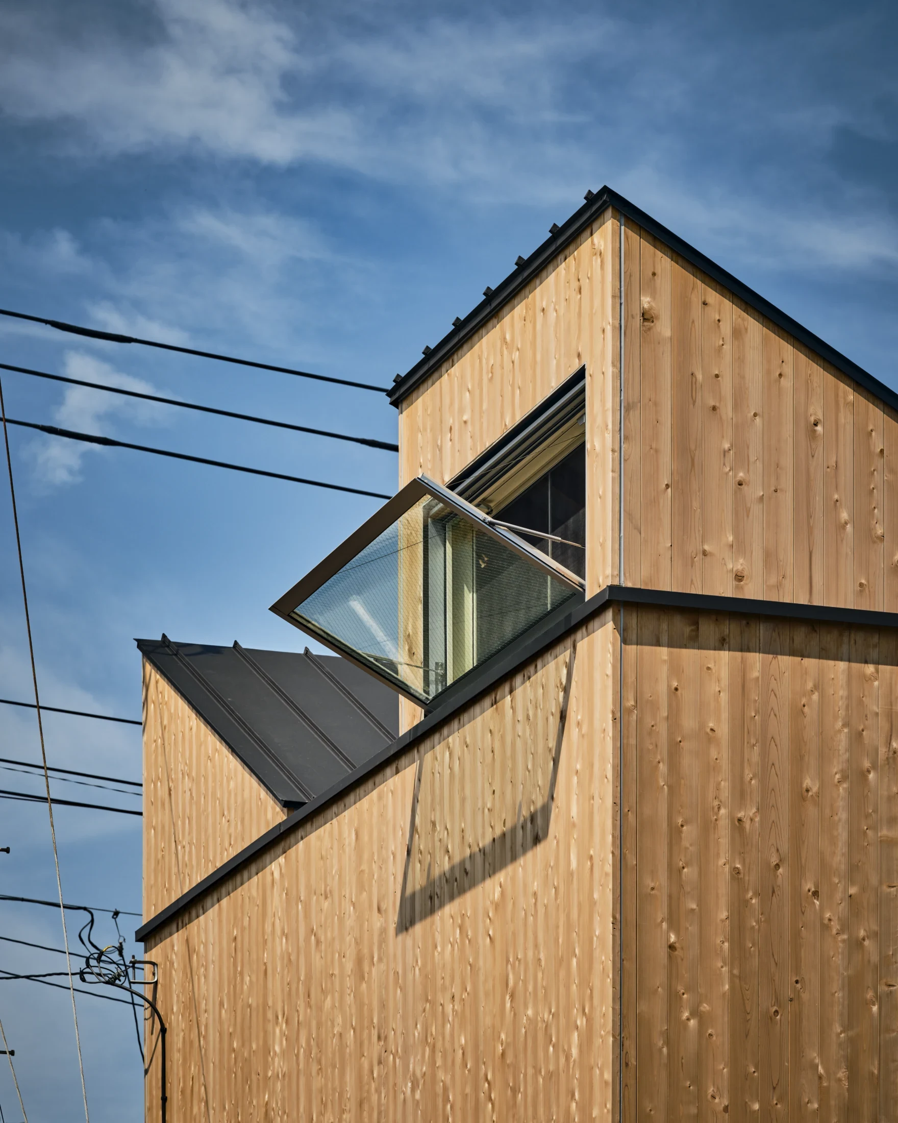 The orientation of the clerestory windows was optimised through environmental simulation to make the most of local