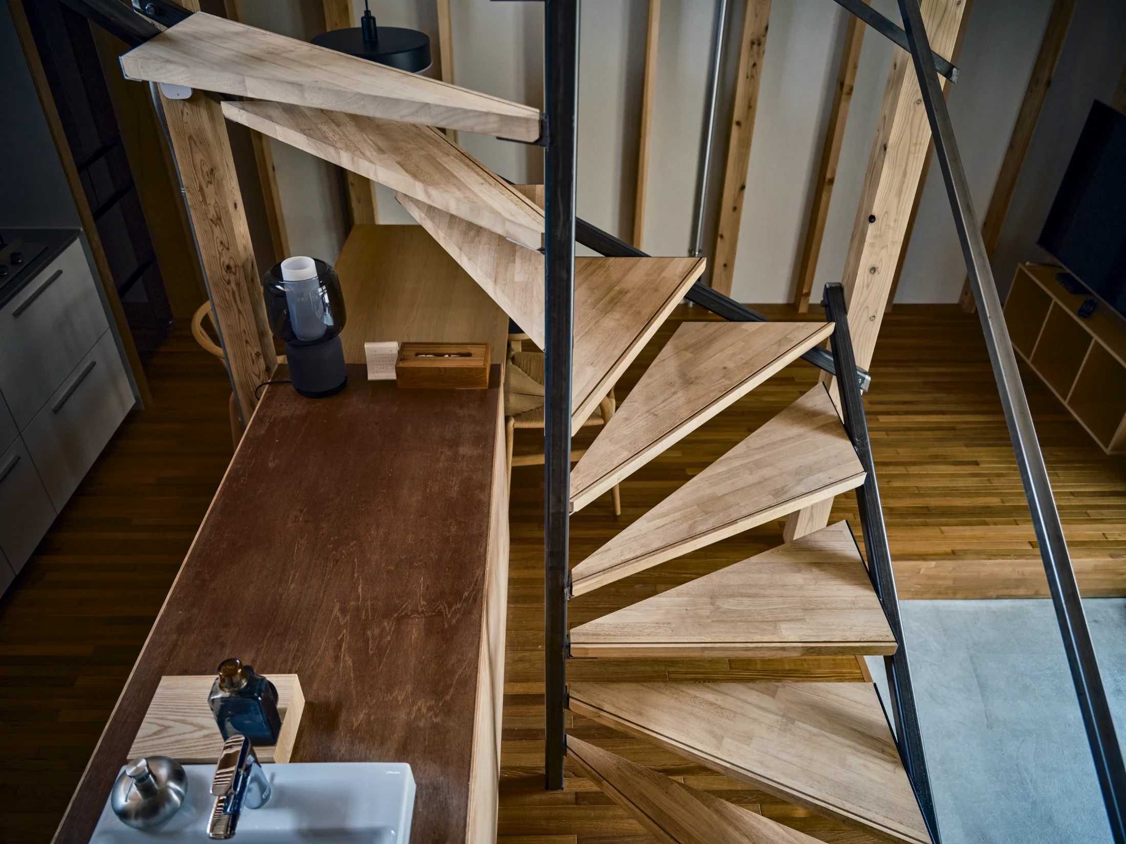 Details such as the slatted floor and the open staircase allow light and air to circulate freely between the living spaces, making heating and cooling highly efficient.