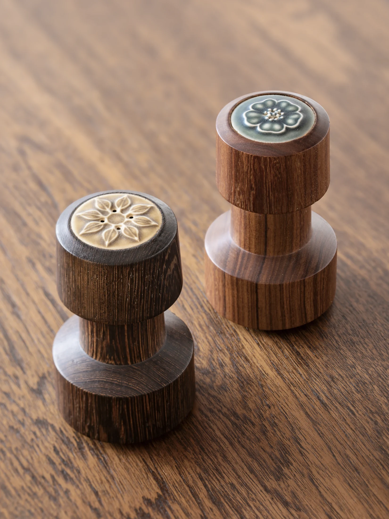 Spool with Ceramic Top. Wenge and ceramic pattern (left). Pao Rosa and Azur ceramic pattern (right).