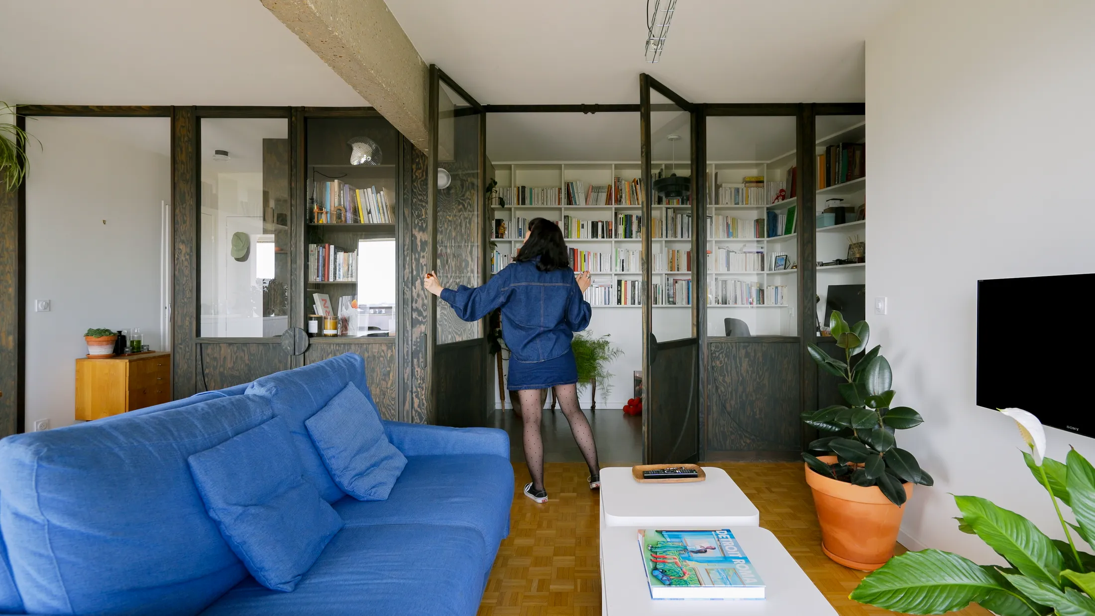 Inside a 57sqm/613sqft Paris Apartment Designed Around One Clever Volume
