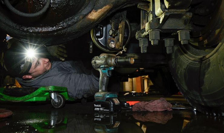 Hydraulic equipment repair work at West Coast Truck Repair in Pacific, Washington