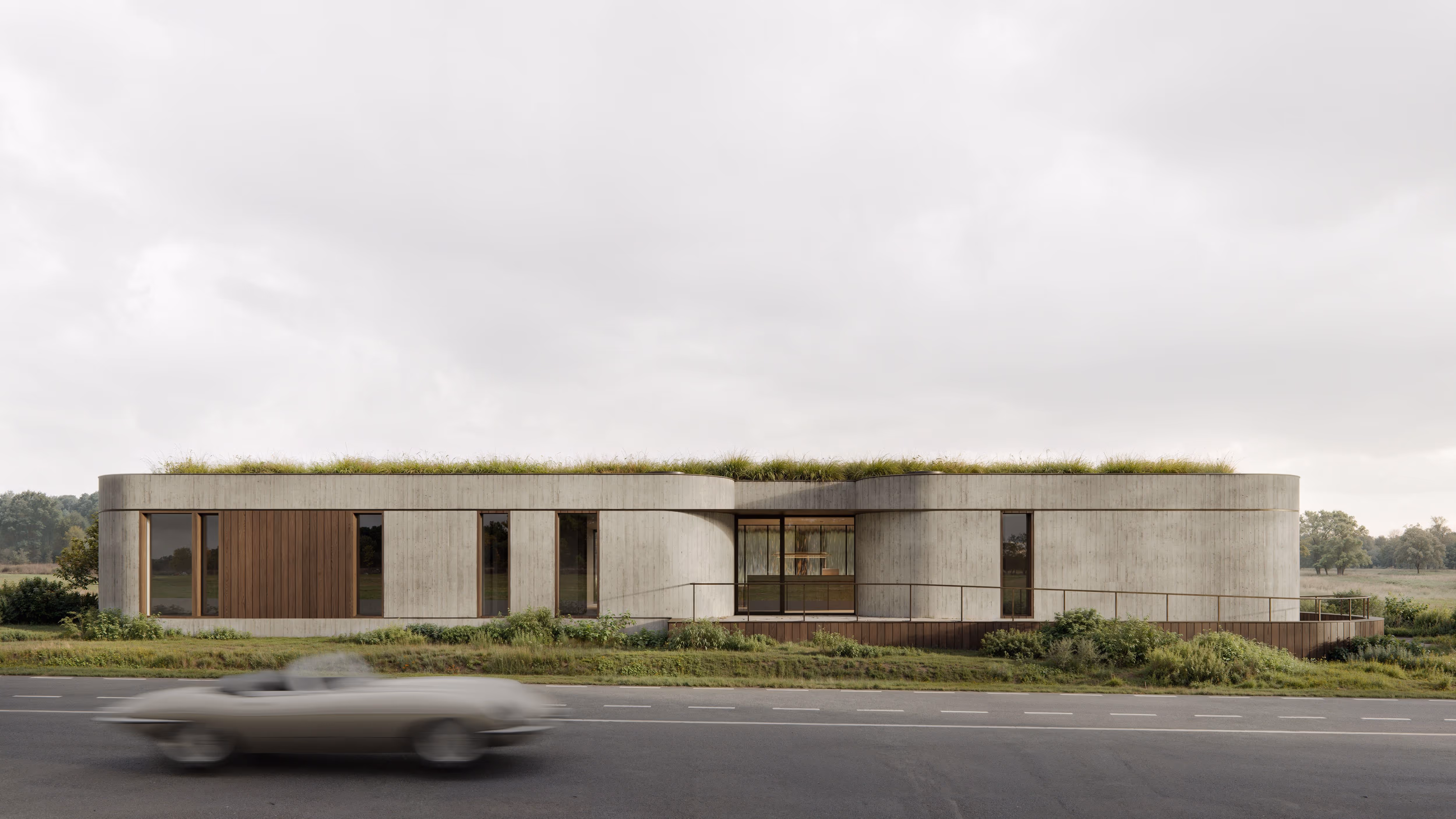 Modern, eenverdiepingshuis met een groen dak en houten accenten naast een weg met een snel rijdende auto.