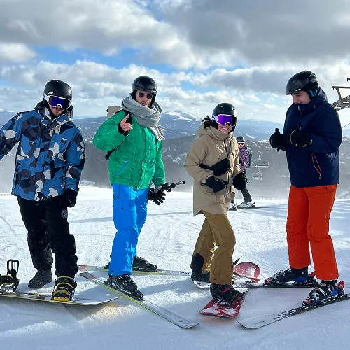 Team auf Skiern im Schnee