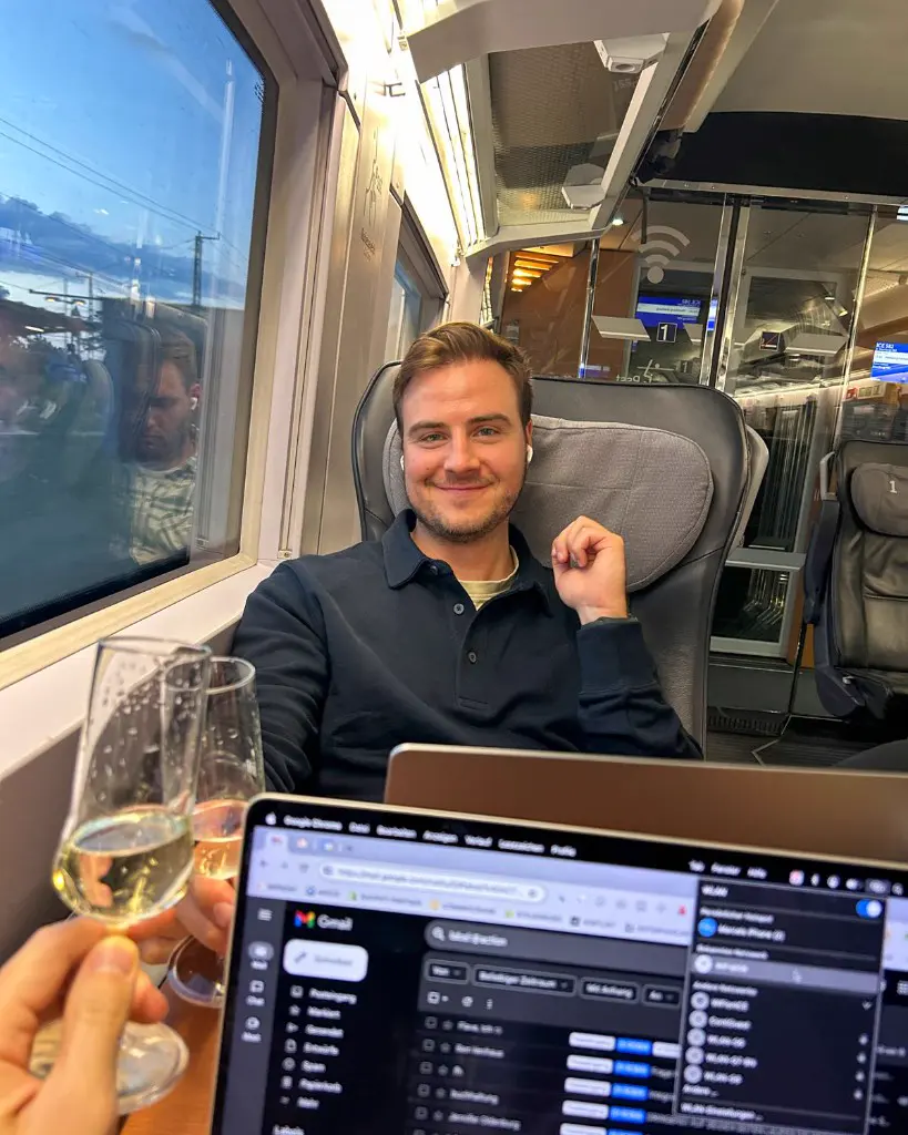 we-site unterwegs im Zug