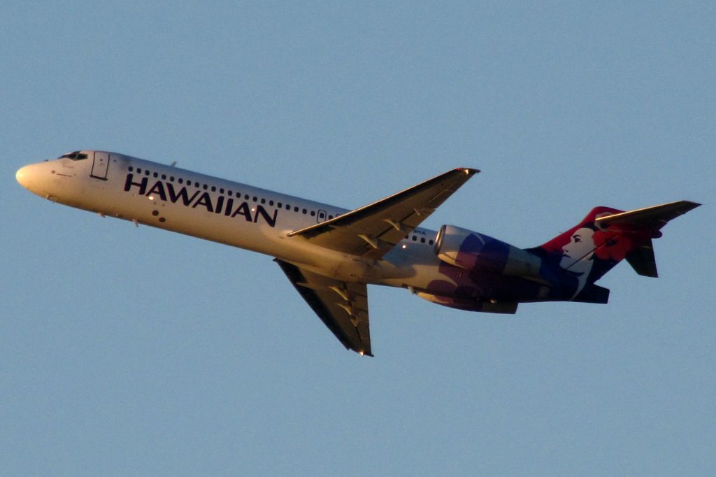 Hawaiian Airlines Boeing 717-200 N489HA climbing after takeoff from Honolulu