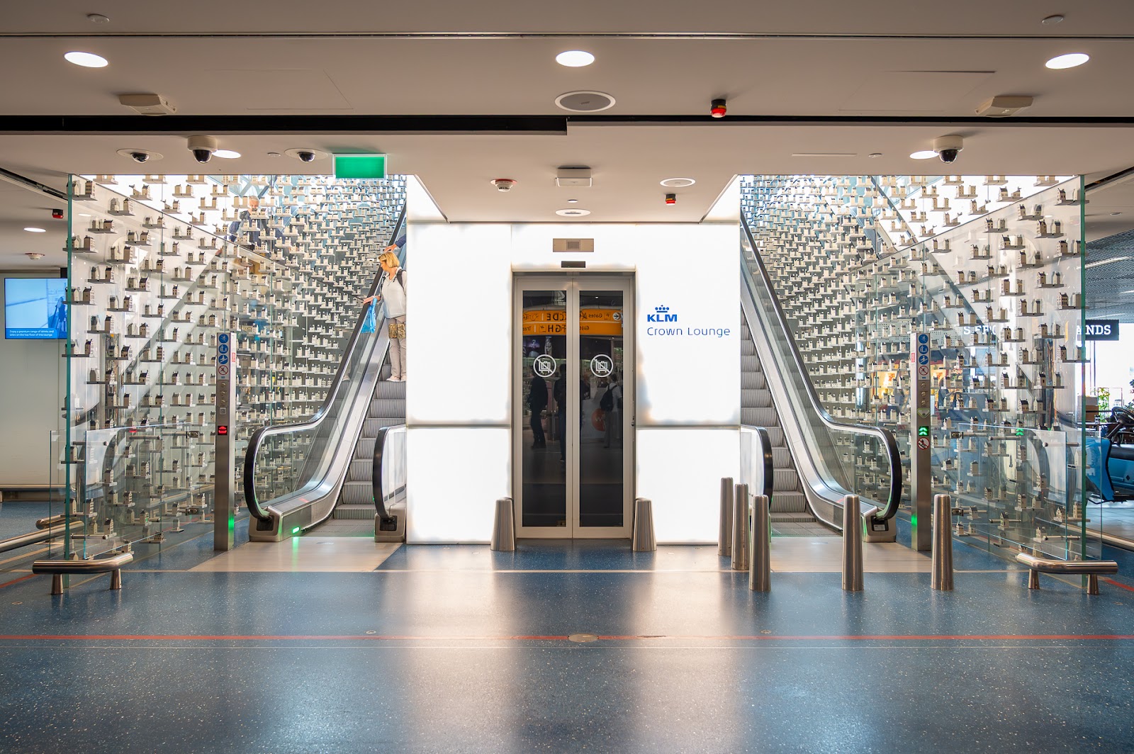 IndiGo Stretch passengers can enjoy KLM Crown Lounge just beside the passport control.