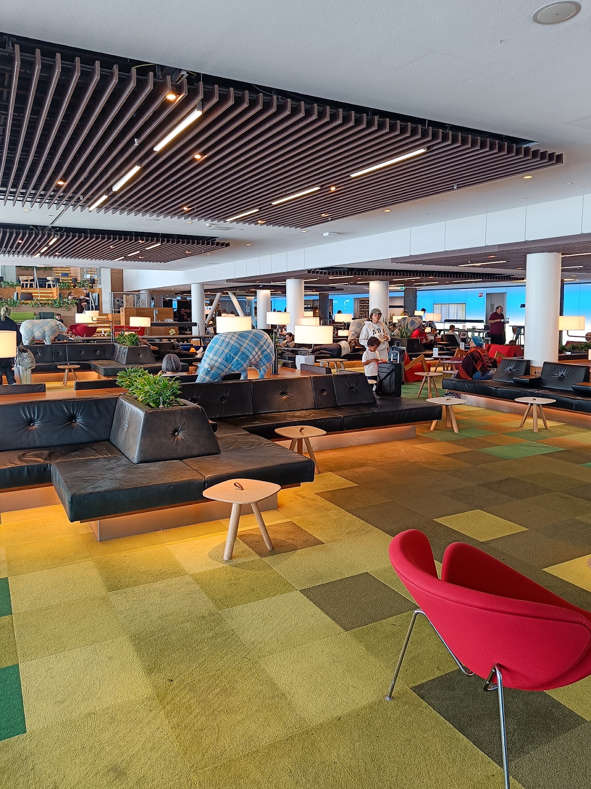The lounge offers ample to space work, relax and enjoy food and drinks.