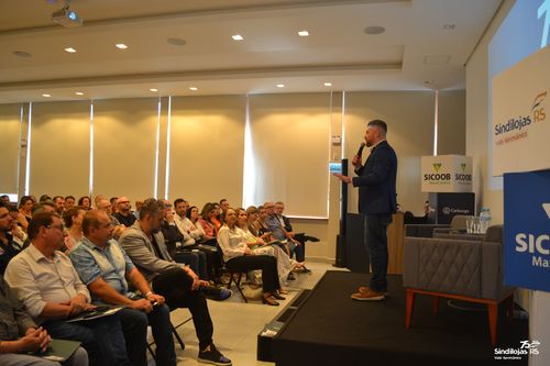 Prefeito eleito de Novo Hamburgo fala para convidados do Sindilojas Vale Germânico