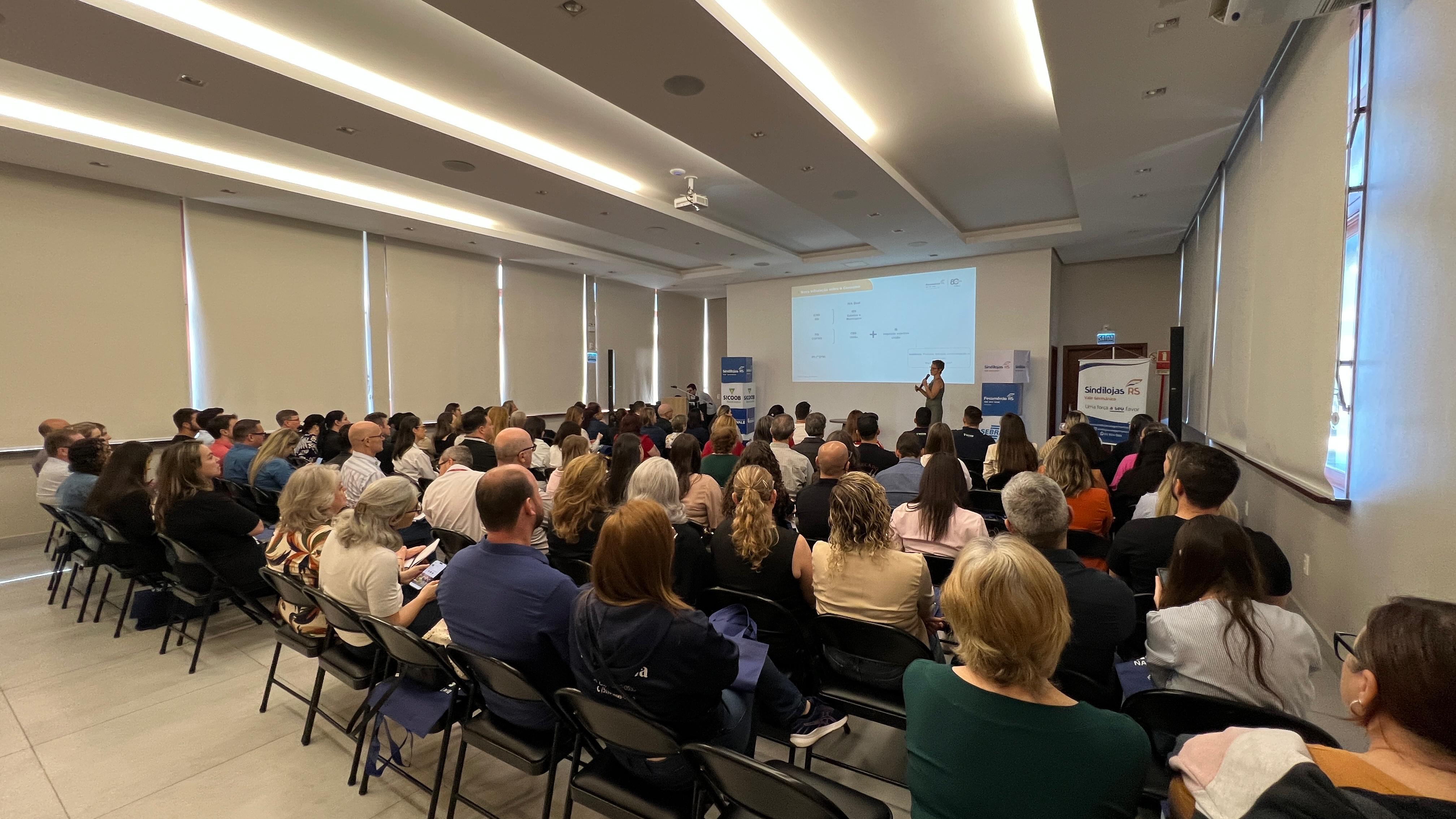 Reforma Tributária em pauta: palestra reúne mais de 100 pessoas no Centro de Eventos do Sindilojas Vale Germânico