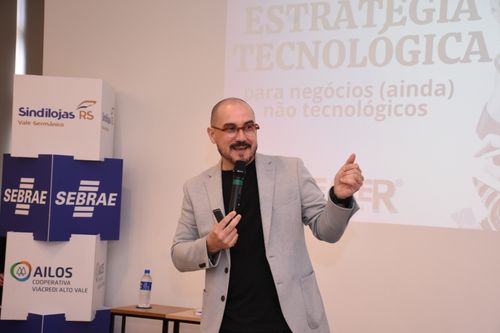 Estratégia tecnológica para empresa foi tema de reunião-almoço do Sindilojas Vale Germânico