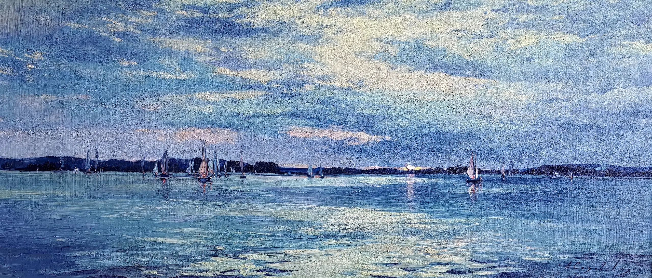 В медленном танце — морской пейзаж маслом на холсте 70×160 см, изображающий парусники на водоеме в сумерках. Небо наполнено фактурными синими и белыми облаками с оттенком розового на горизонте, где садится солнце. 2025, Анна Садовская