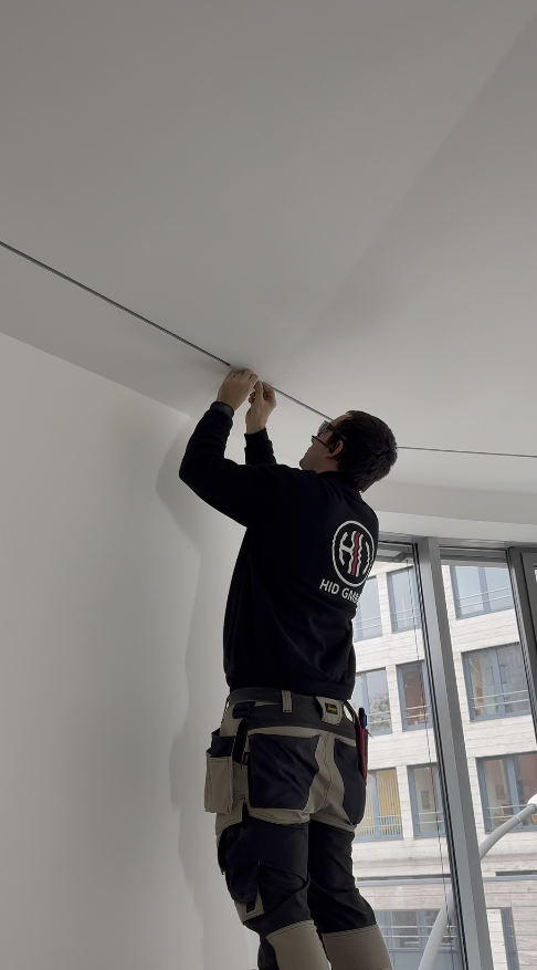 Flur mit Lichtbändern und Glastrennwänden