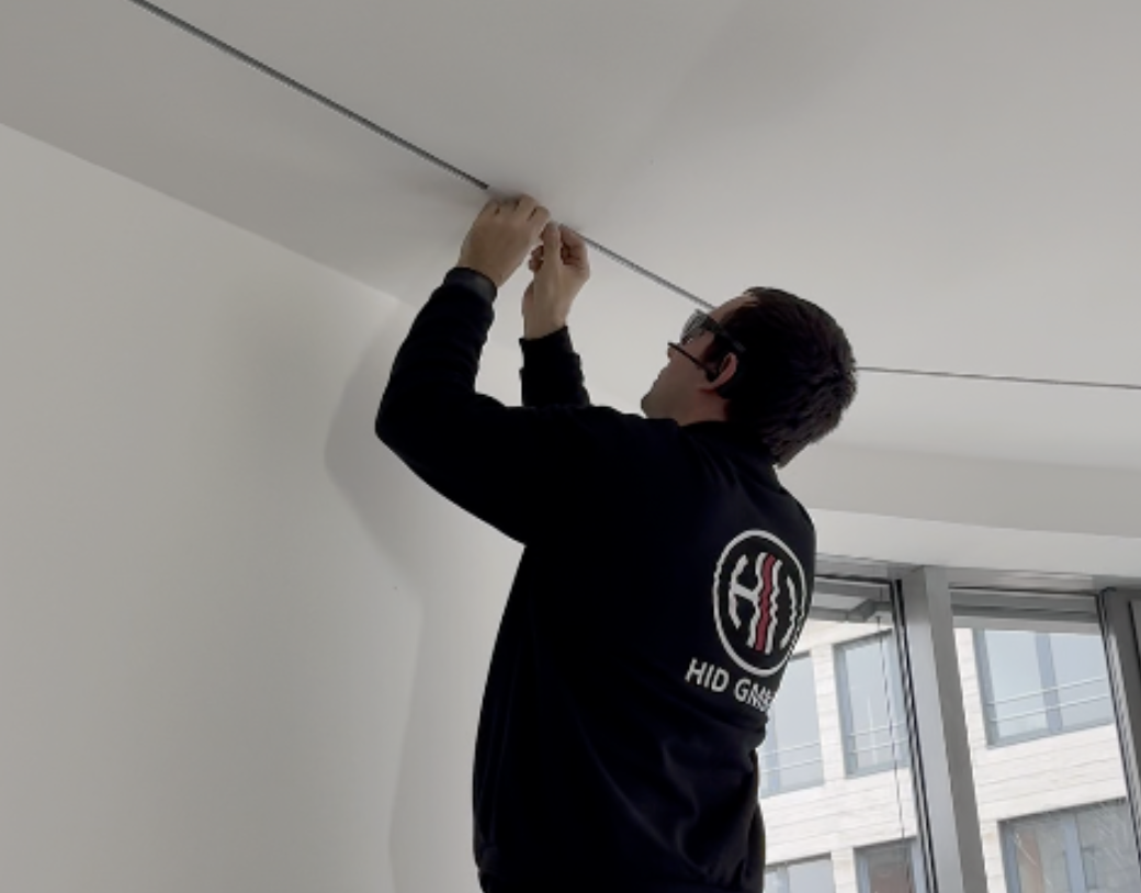 HID-Mitarbeiter beim Ausbau einer Gewerbefläche – Arbeit aus einer Hand