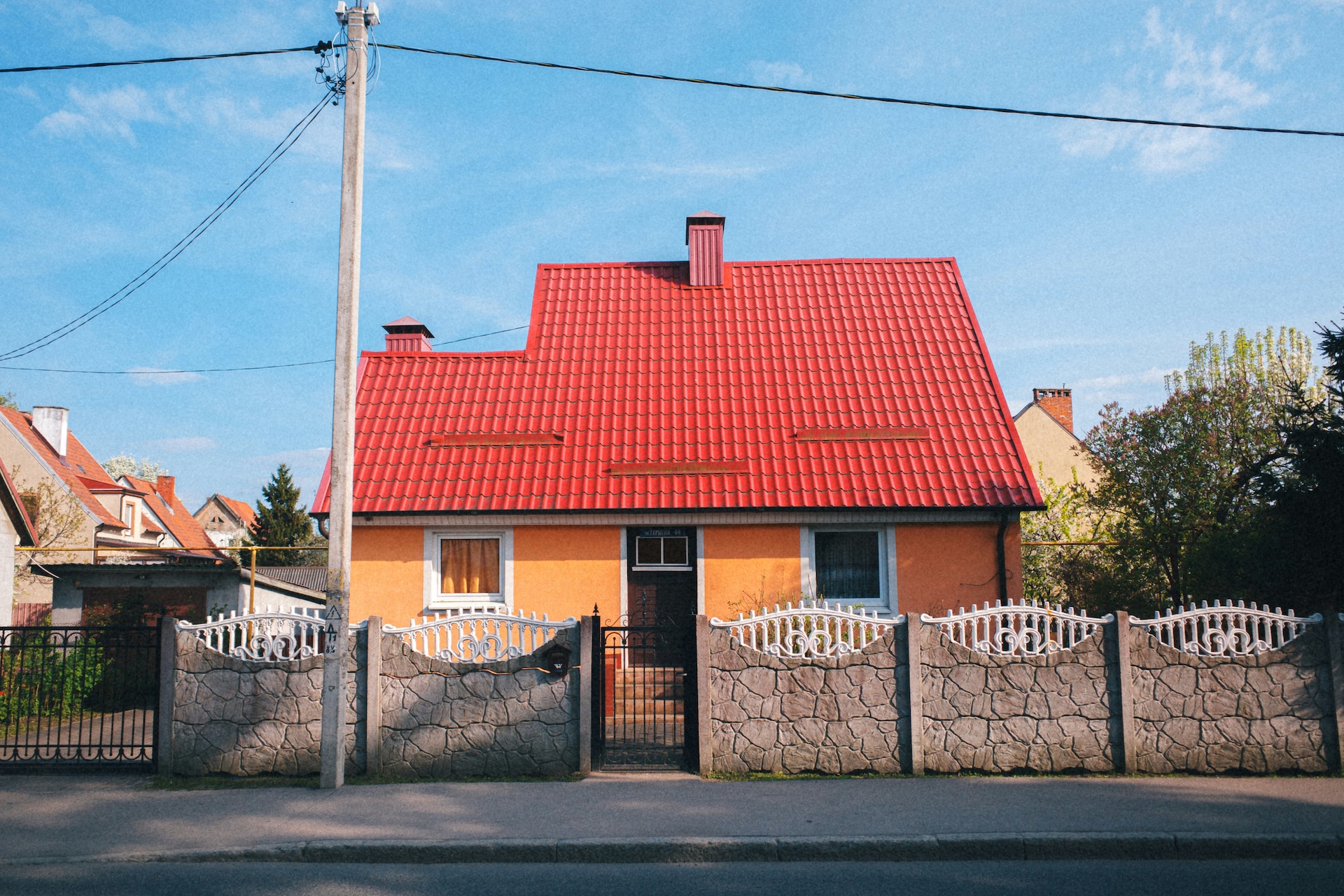 orange hus vy från gatan