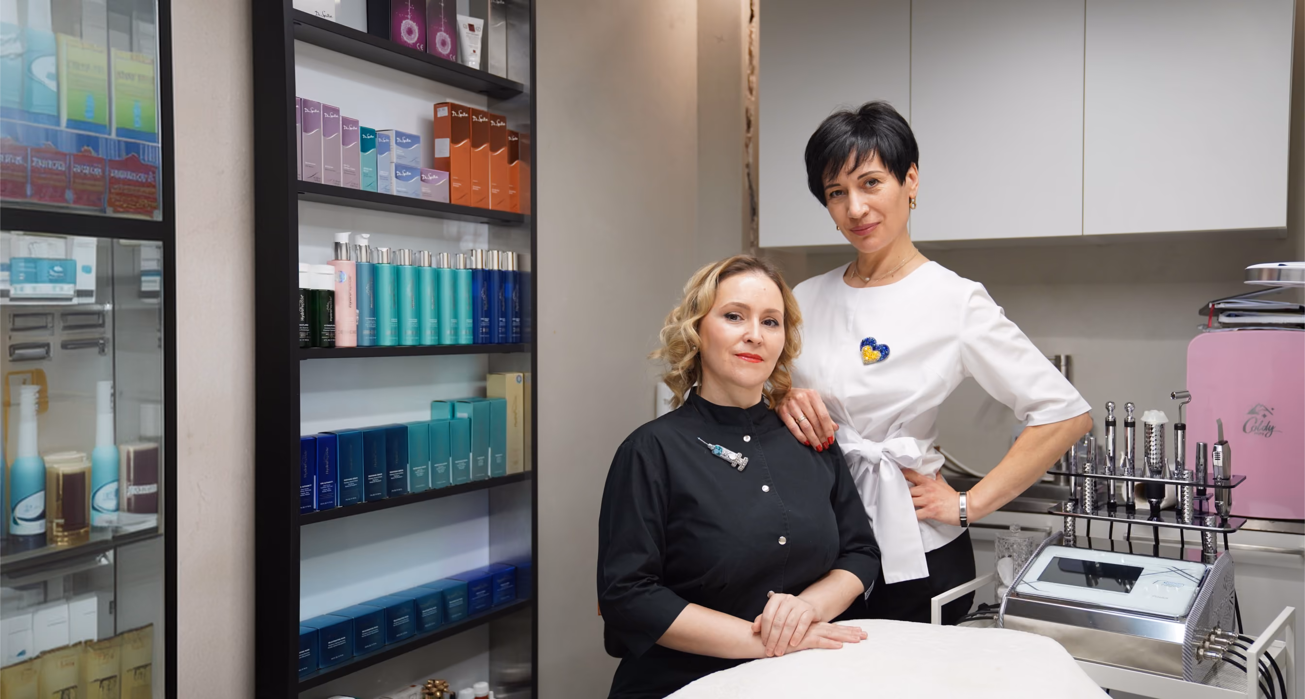 Nowoczesny salon urody Pied-De-Poule na parterze budynku z oknami i zielonymi roślinami przed wejściem.