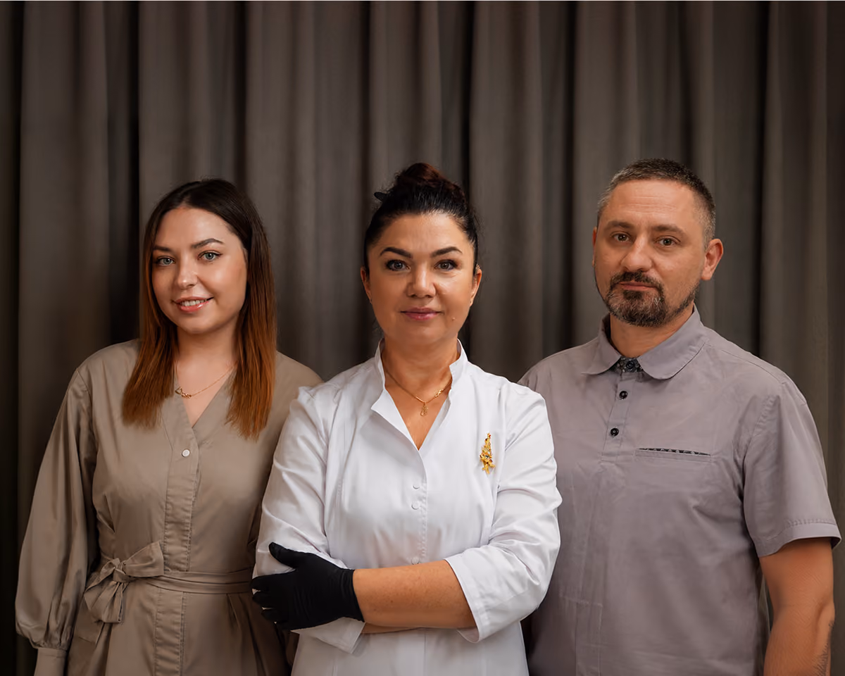 Nowoczesny salon urody Pied-De-Poule na parterze budynku z oknami i zielonymi roślinami przed wejściem.