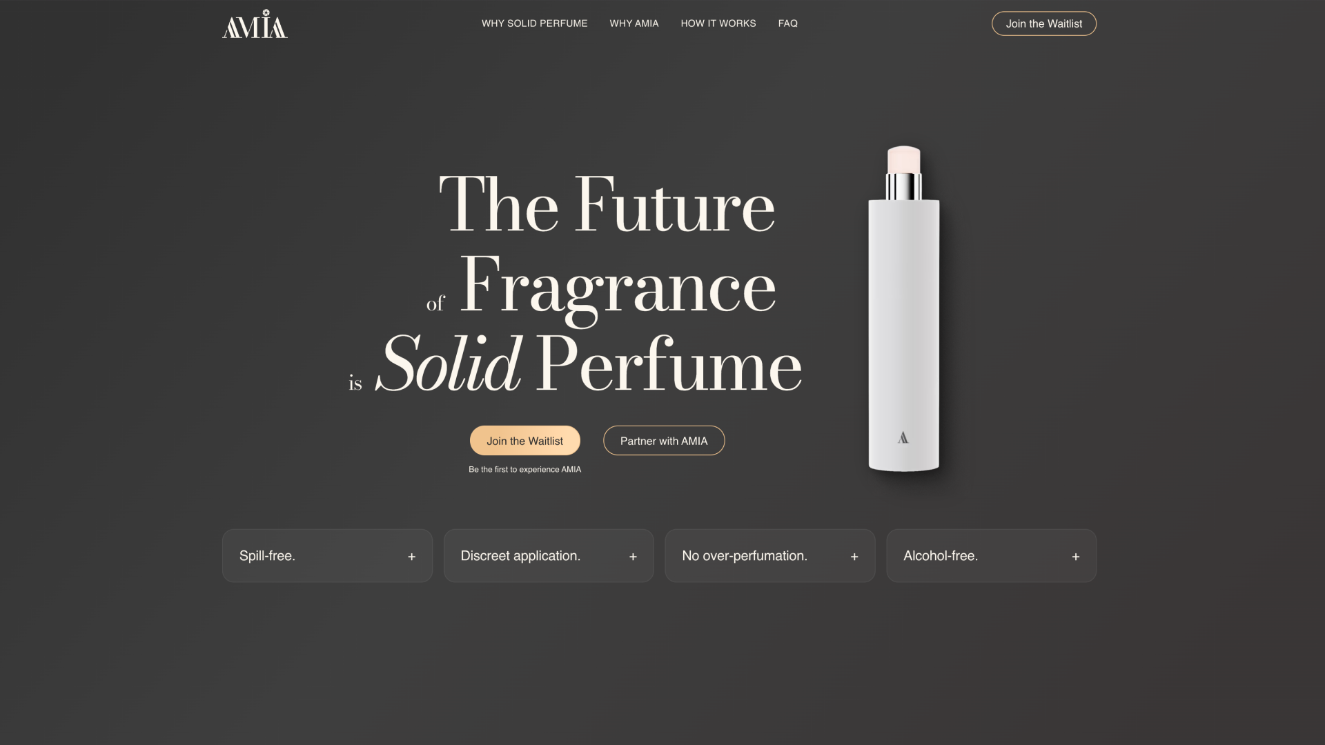 Website Startseite mit einem weißen zylindrischen festen Parfümstift neben einem Text, der ankündigt: „Die Zukunft des Dufts ist festes Parfüm“. Darunter befinden sich Buttons, um sich auf die Warteliste einzutragen oder mit AMIA zu kooperieren. Hintergrund ist dunkelgrau.