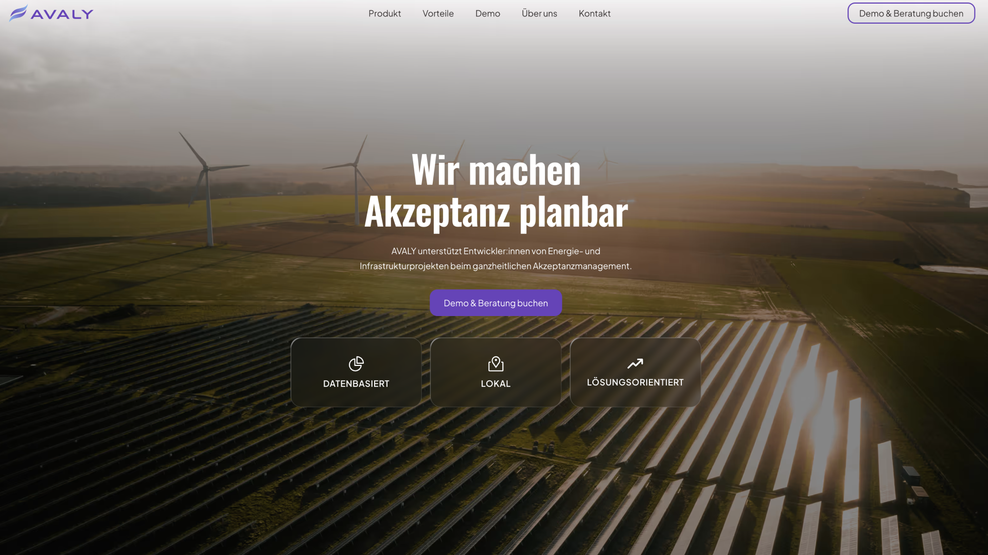 Luftaufnahme eines Solarparks mit Windturbinen im Hintergrund, überlagert von deutschem Text zur Akzeptanzplanung und einem lilafarbenen Button zur Buchung einer Demo und Beratung.
