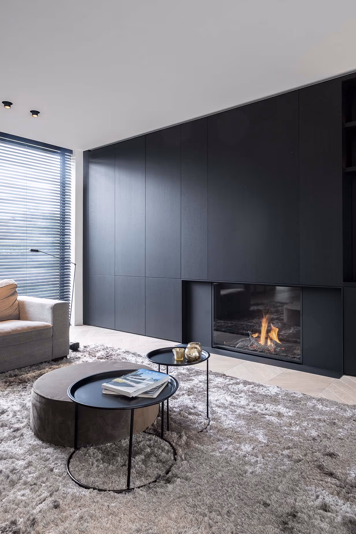 Gezellige woonkamer met moderne open haard en ronde salontafels